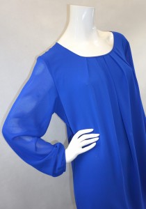 Sukienka z marszczeniem na dekolcie