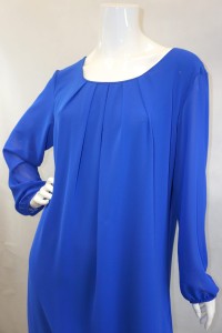 Sukienka z marszczeniem na dekolcie