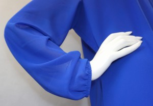 Sukienka z marszczeniem na dekolcie