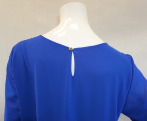 Sukienka z marszczeniem na dekolcie