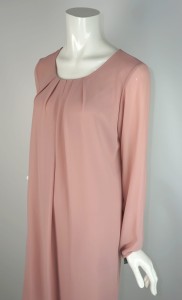 Sukienka z marszczeniem na dekolcie