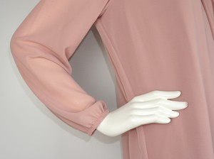 Sukienka z marszczeniem na dekolcie