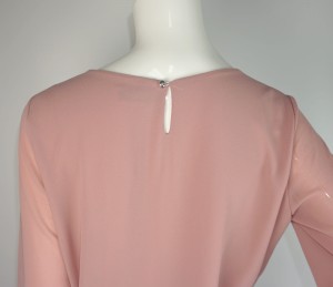 Sukienka z marszczeniem na dekolcie