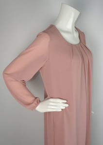 Sukienka z marszczeniem na dekolcie