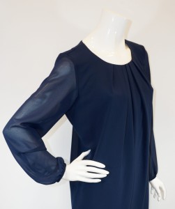 Sukienka z marszczeniem na dekolcie