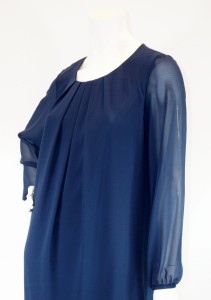 Sukienka z marszczeniem na dekolcie