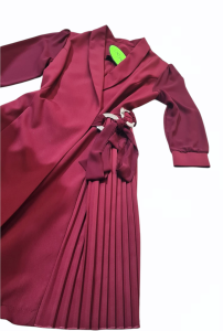 Sukienka zakładana z plisowaną wstawką