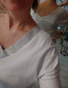 Bluzka damska elegancka aplikacja z cyrkoni na dekolcie