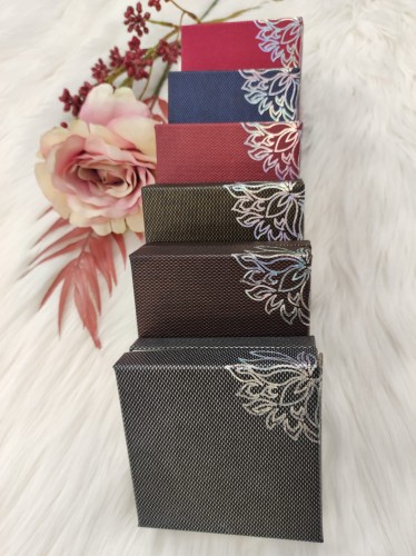 Pudełko ozdobne tłoczenie kwiat 9x9cm