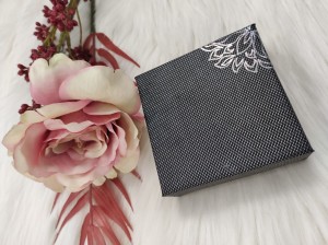 Pudełko ozdobne tłoczenie kwiat 9x9cm