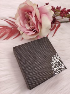 Pudełko ozdobne tłoczenie kwiat 9x9cm