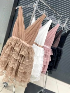 Sukienka LOLA pięć falbanek zakłądany dekolt ozobna tasiemka w pasie 