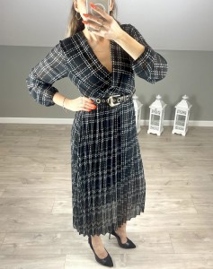 Sukienka plisowany dół i zakładany dekolt