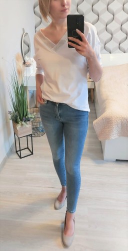 Bluzka damska elegancka aplikacja z cyrkoni na dekolcie