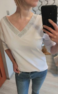 Bluzka damska elegancka aplikacja z cyrkoni na dekolcie