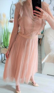 Sukienka tiulowa w kropki z falbanka