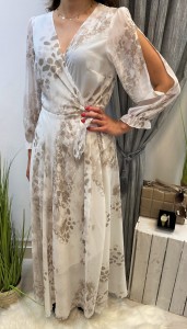 Sukienka asymetryczna rozcięcie na rękawach biało beżowa  wzór centki 