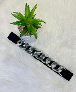 Pasek damski na gumce z ozdobnym łaścuchem 