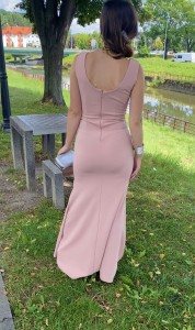 Sukienka maxi cekinowa góra z rozporkiem 