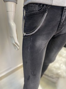 Jeansy męskie zwężane czarne z odpinanym łańcuszkiem