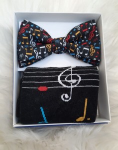 Skarpety męskie plus muszka czarne w kolorowe nutki