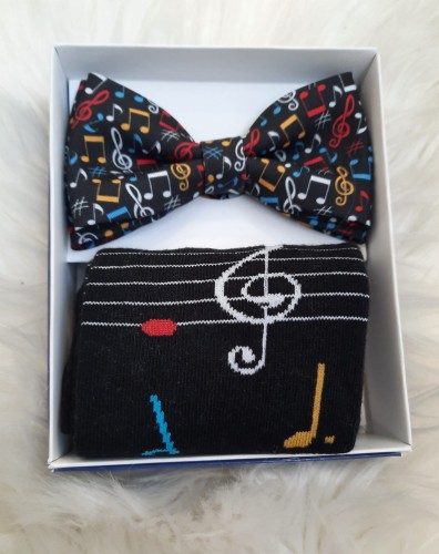 Skarpety męskie plus muszka czarne w kolorowe nutki