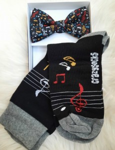 Skarpety męskie plus muszka czarne w kolorowe nutki