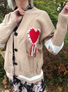 Sweter damski zapinany na guziki przeszywane dookoła serce