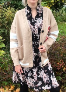 Sweter damski zapinany na guziki przeszywane dookoła serce