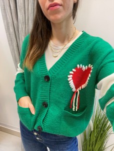 Sweter damski zapinany na guziki przeszywane dookoła serce