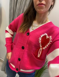 Sweter damski zapinany na guziki przeszywane dookoła serce