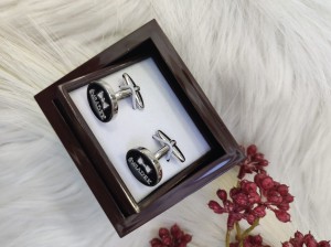 Spinki do mankietów okrągłe biały napis ŚWIADEK na czarnym tle