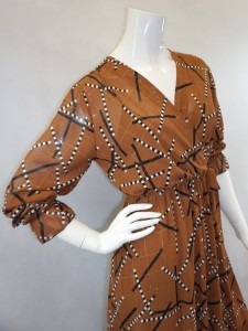 Sukienka midi w czarno biały wzór