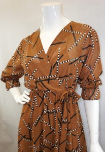 Sukienka midi w czarno biały wzór