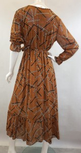 Sukienka midi w czarno biały wzór