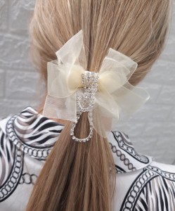 Gumka do włosów z tiulu ozdobna zawieszka