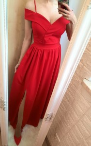 Sukienka maxi opadające szelki z rozcięciem na nogę