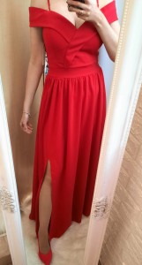 Sukienka maxi opadające szelki z rozcięciem na nogę