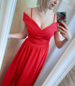 Sukienka maxi opadające szelki z rozcięciem na nogę