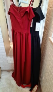 Sukienka maxi opadające szelki z rozcięciem na nogę