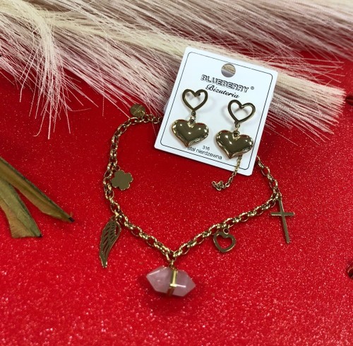 Bransoletka z kamieniem i zawieszkami: krzyżyk, serce, koniczyna, skrzydło