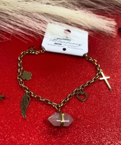 Bransoletka z kamieniem i zawieszkami: krzyżyk, serce, koniczyna, skrzydło