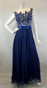 Sukienka długa z koronką i wstążką w talii