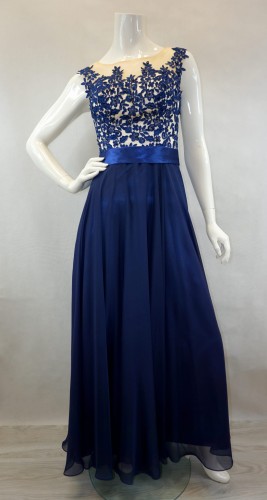 Sukienka długa z koronką i wstążką w talii