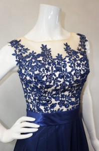 Sukienka długa z koronką i wstążką w talii