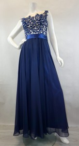 Sukienka długa z koronką i wstążką w talii