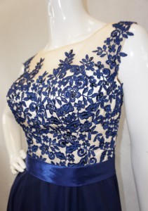 Sukienka długa z koronką i wstążką w talii