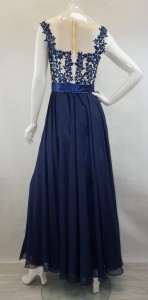 Sukienka długa z koronką i wstążką w talii