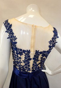 Sukienka długa z koronką i wstążką w talii