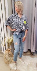 Spodnie damskie jasny jeans MOM FIT ozdoba wycięte serce cyrkonie